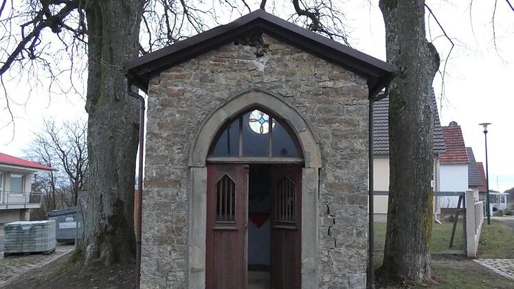 Als nächstes bringen Dieter Pischel und Peter Bohnengel die Kapelle im Dorf wieder auf Vordermann.