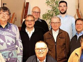 Die Eberner Meistermannschaft von links: Volker Krenz, Klaus Vollkommer, Wolfgang Messingschlager, Georg Maier, Nikolaus Schober, Hans Hösl, Florian Buschbeck, Stephan Rautenberg, Frank Wildner. Es fehlen Willi Maurer und Niklas Ankenbrand.  Foto: Wolfgang Dietz