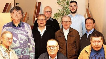 Die Eberner Meistermannschaft von links: Volker Krenz, Klaus Vollkommer, Wolfgang Messingschlager, Georg Maier, Nikolaus Schober, Hans Hösl, Florian Buschbeck, Stephan Rautenberg, Frank Wildner. Es fehlen Willi Maurer und Niklas Ankenbrand.  Foto: Wolfgang Dietz