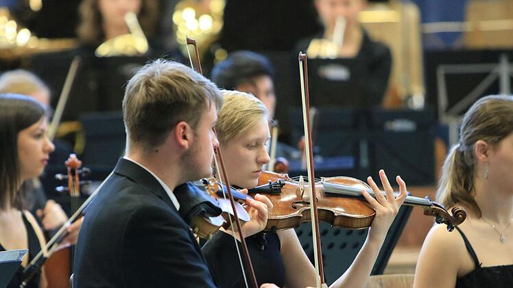 Begeisterten Beifall gab es beim Gastspiel des Jugendsymphonieorchesters Oberfranken in der Frankenhalle Neustadt. Umjubelte Solistin unter der Leitung von Till Fabian Weser war die junge Hornistin Sophia Reuter.Foto: Jochen Berger