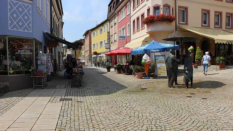 Zur Entschleunigung des Verkehrs stellt die Stadt drei Blumenkübel am Marktplatz auf. Foto: Julia Raab