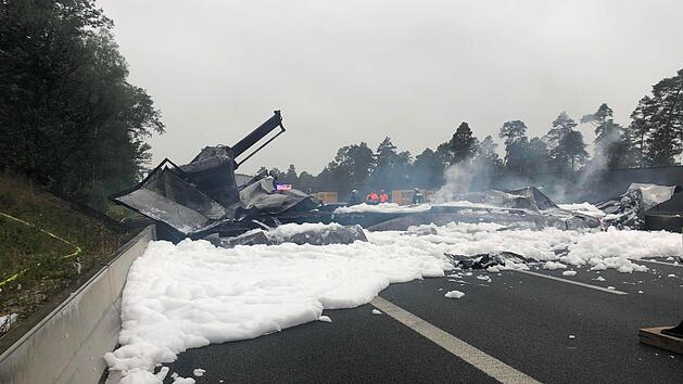 Die A6 gleicht einem Schlachtfeld - ein Mensch verlor bei einem verheerenden Unfall am Montagmorgen sein Leben. Foto: NEWS5 / Friedrich