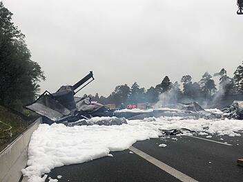 Die A6 gleicht einem Schlachtfeld - ein Mensch verlor bei einem verheerenden Unfall am Montagmorgen sein Leben. Foto: NEWS5 / Friedrich
