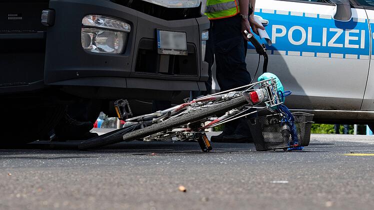 Tödlicher Unfall: Radfahrer in Erlangen von Lastwagen erfasst