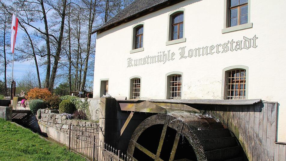 Die Mühle ziert das Ortsbild von Lonnerstadt.   Foto: Andreas Dorsch