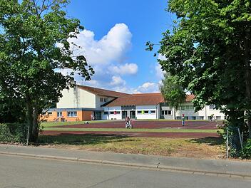 Eine Lücke ist in der Umfriedung des Schulhartplatzes hergestellt  worden, um als Baustelleneinfahrt beim Kindergartenneubau zu dienen.    Foto: Dagmar Niemann