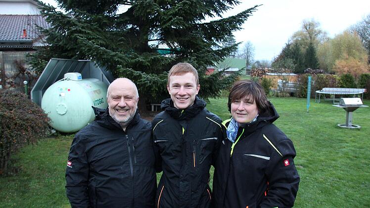 Martin, Sascha und Stephanie Fritsch (von links) stellten sich in ihrem Garten für ein Abschiedsfoto auf.Oliver Schmidt