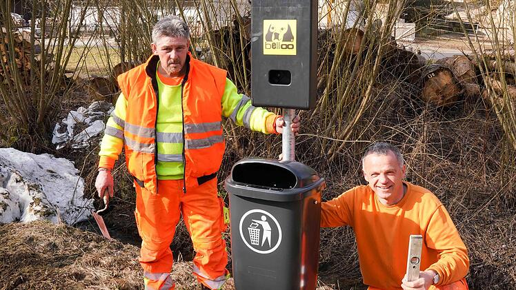Bauhofmitarbeiter Roland Klob (links) und Bauhofleiter Jürgen Feulner beim Aufstellen der neuen Abfalleimer. Foto: privat