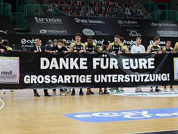 Gruß an die Sponsoren und Fans vor den Computer-Bildschirmen zuhause. Die Bayreuther Basketballer bedanken sich nach dem letzten Heimspiel einer Saison ohne Publikum in der menschenleeren Oberfrankenhalle.