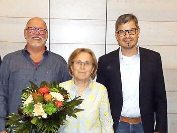 Bürgermeister Holger Baunacher (rechts) verabschiedete bei einem Ehrenabend die Gemeinderäte Paul Hauck, Ingo Klaus, Isolde Schuck und Egon Vogt (von links).