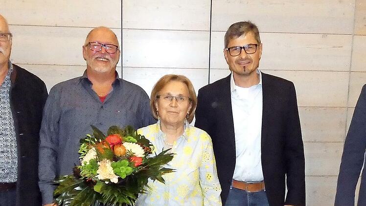 Bürgermeister Holger Baunacher (rechts) verabschiedete bei einem Ehrenabend die Gemeinderäte Paul Hauck, Ingo Klaus, Isolde Schuck und Egon Vogt (von links).