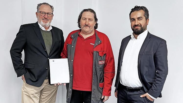 Geschäftsführer Peter Mayr (links) und Geschäftsführer Dr. Abassin Aryobsei (rechts) gratulierten Matthias Zänglein zum 25-jährigen Dienstjubiläum.