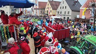 Die Narren sind los: Faschingszug zieht durch Allersberg