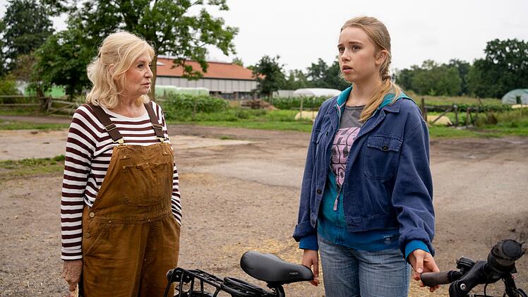 Von Svenja Hansen (Johanna G&ouml;tting, rechts) erf&auml;hrt Isabel (Sabine Postel) vom Familienstreit um den Bauernhof.
