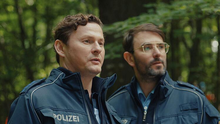 Die &ouml;rtlichen Polizisten Stefan B&ouml;hm (Shenja Lacher, links) und Bernd M&uuml;ller (Felix Steinhardt) k&ouml;nnen mit dem fordernden Auftreten und den Anweisungen von Hauptkommissar Robert Winkler wenig anfangen.