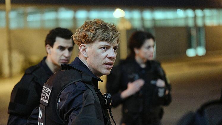 Wahrheit oder Pflicht? Bereitschaftspolizist Jakub (Lasse Lehmann, zweiter von links) lehnt sich gegen seine Kollegen auf.