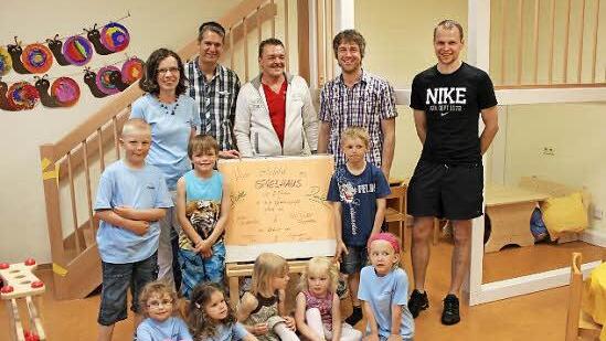 Kindergartenchefin Sandra Reith freut sich mit Bürgermeister Jochen Vogel, den Sponsoren Michael Paltian, Jochen Seidenthal, Emil Kömpel und den Kindern über das großzügige Geschenk zum 30. Kindergartengeburtstag.  Fotos: Bettina Kraus