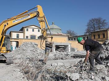 Die letzten Reste des ehemaligen Bewegungsbades werden zerkleinert.  Fotos: Thomas Mäuser