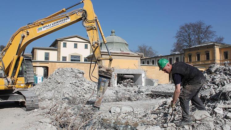 Die letzten Reste des ehemaligen Bewegungsbades werden zerkleinert.  Fotos: Thomas Mäuser