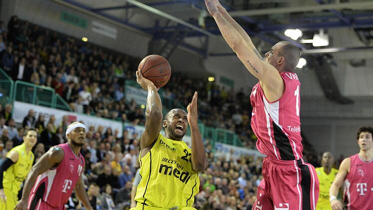 Brandon Bowman (Mitte) gegen Steve Wachalski.