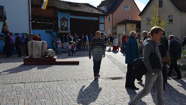 Bei einem Rundgang konnten sich alle Gäste ein Bild machen, was alles im Ort erneuert wurde. Foto: Jana Keul
