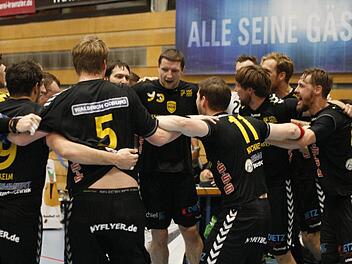Die Erleichterung nach dem 25:21-Sieg war im Kreise der Coburger Spieler rießengroß. Fotos: Iris Bilek