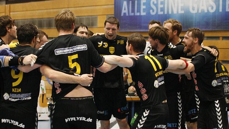 Die Erleichterung nach dem 25:21-Sieg war im Kreise der Coburger Spieler rießengroß. Fotos: Iris Bilek
