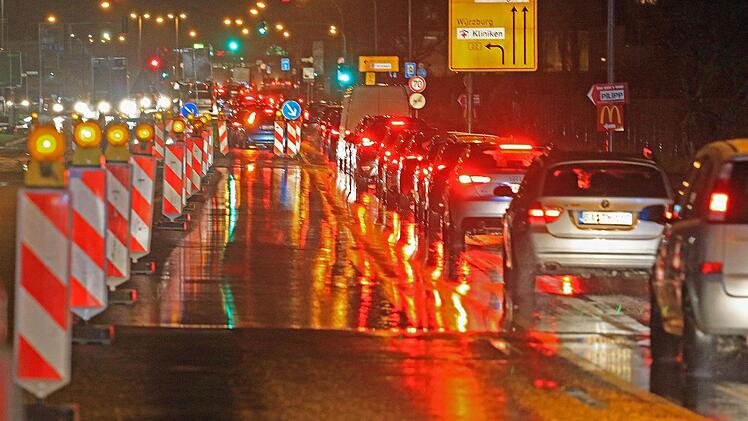 So stellte sich die Situation am Freitag kurz nach 19 Uhr am Berliner Ring dar: Die Basketball-Fans mussten zur Brose Arena über den Münchner Ring fahren.  Foto: Ferdinand Merzbach