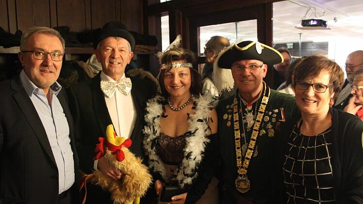 Im Foyer der Oertelscheune: (v.l.) Bürgermeister Helmut Krämer, Landrat Johann Kalb, Monika Kalb, Fritz Arndt und Brigitte Krämer. Foto: Carmen Schwind