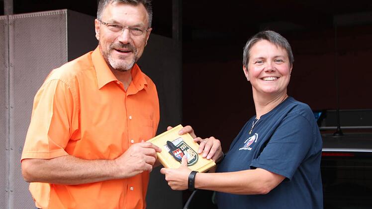 Gerke Minrath (rechts) gründete den Verein "Keine Gewalt gegen Polizisten". Dienststellenleiter Herbert Markert lud sie in die Polizeiinspektion Bad Brückenau ein. Foto: Ulrike Müller