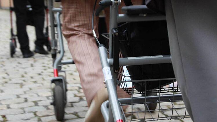 Bei einem Kurs für Rollator-Fahrer sollen Senioren lernen, wie sie ihr Gefährt am bestenbenutzen. Edgar Kast gibtTipps und macht Mut. Foto: Carmen Schmitt