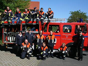 Erleichterung machte sich bei 13 Feuerwehrmännern und Frauen nach bestandener Leistungsprüfung breit. Zum Erinnerungsfoto stellten sie sich mit Ausbildern und Schiedsrichtern auf.  Foto: Bernd Czelustek