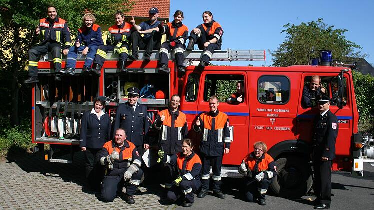 Erleichterung machte sich bei 13 Feuerwehrmännern und Frauen nach bestandener Leistungsprüfung breit. Zum Erinnerungsfoto stellten sie sich mit Ausbildern und Schiedsrichtern auf.  Foto: Bernd Czelustek