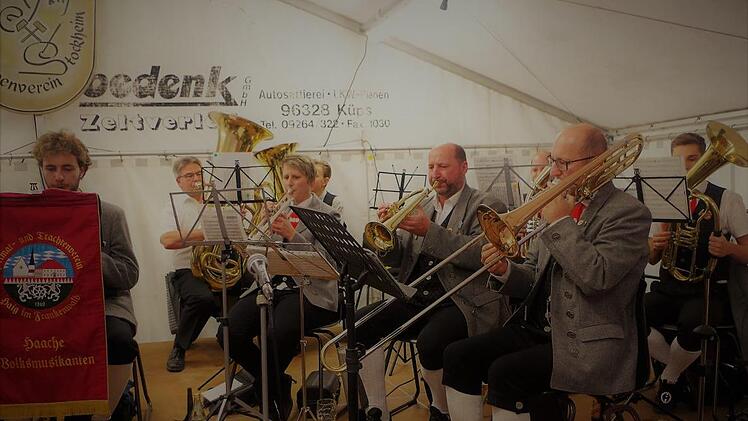 Beim Unterhaltungsabend sorgten die Haache Volksmusikanten unter der  unter der Stabführung von Thomas Rauh für eine ausgezeichnete Stimmung.Gerd Fleischmann