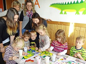 Aileen-Vic Hönisch von der Kerwa-Gesellschaft, Kindergartenmitarbeiterin Andrea Simon, Leiterin Jessica Kürschner und Vorsitzende Julia Schnura (v. l.) freuten sich über die Begeisterung der Kinder.  Foto: nn