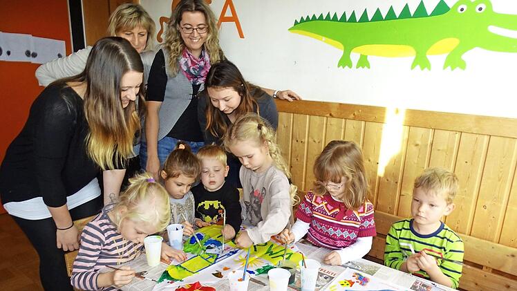 Aileen-Vic Hönisch von der Kerwa-Gesellschaft, Kindergartenmitarbeiterin Andrea Simon, Leiterin Jessica Kürschner und Vorsitzende Julia Schnura (v. l.) freuten sich über die Begeisterung der Kinder.  Foto: nn