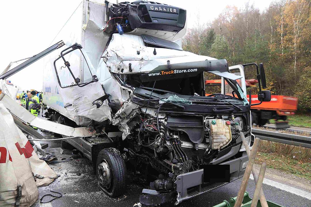 Schlüsselfeld: Lkw rast auf A3 in Stauende