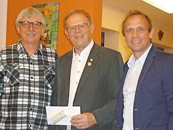 Stefan Roske (links) löst Otto Wohlhöfner (Mitte) als Vorsitzenden der Freien Wähler Wiesenthau ab. Zu den ersten Gratulanten gehört Landtagsabgeordneter Thorsten Glauber. Foto: privat
