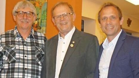 Stefan Roske (links) löst Otto Wohlhöfner (Mitte) als Vorsitzenden der Freien Wähler Wiesenthau ab. Zu den ersten Gratulanten gehört Landtagsabgeordneter Thorsten Glauber. Foto: privat