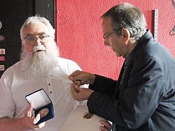 Thomas Nowak (rechts) steckte Robert Wollborn die Ehrennadel an, die zur Dank-Medaille gehört. Foto: Ulrike Nauer