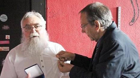 Thomas Nowak (rechts) steckte Robert Wollborn die Ehrennadel an, die zur Dank-Medaille gehört. Foto: Ulrike Nauer