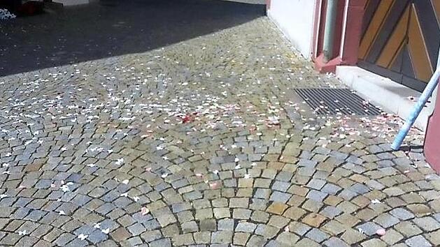 Firlefanz als Hinterlassenschaft einer Hochzeit: Das Zeug ist nur schwer zusammenzukehren. Vorausgesetzt, es findet sich &uuml;berhaupt jemand, der es zusammenkehrt. Von der Hochzeitsgesellschaft jedenfalls ist meist keiner mehr greifbar. Es bleibt ein "Spa&szlig;" f&uuml;r die Anwohner. Foto: Michael Erhart