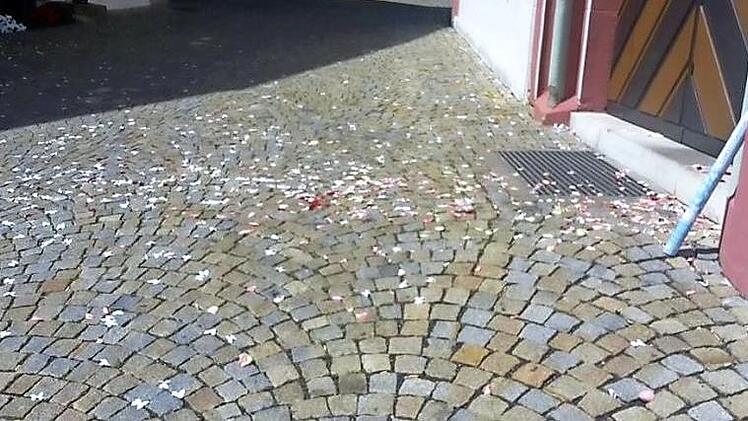 Firlefanz als Hinterlassenschaft einer Hochzeit: Das Zeug ist nur schwer zusammenzukehren. Vorausgesetzt, es findet sich überhaupt jemand, der es zusammenkehrt. Von der Hochzeitsgesellschaft jedenfalls ist meist keiner mehr greifbar. Es bleibt ein "Spaß" für die Anwohner. Foto: Michael Erhart
