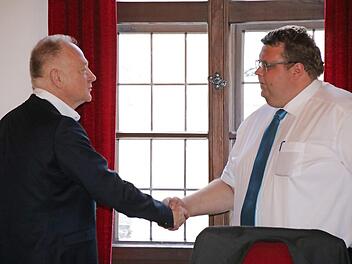 Bei der Wahl Andreas Trägners (rechts) zum Zweiten Bürgermeister reichten er und Bürgermeister Helmut Blank sich die Hände. Nach einem Gespräch im neuen Jahr soll der Einsatz der Vertreter geklärt werden. Foto: Archiv/Thomas Malz