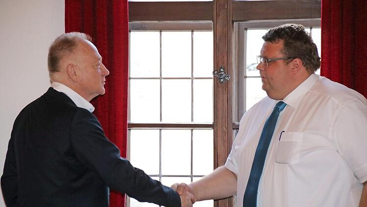 Bei der Wahl Andreas Trägners (rechts) zum Zweiten Bürgermeister reichten er und Bürgermeister Helmut Blank sich die Hände. Nach einem Gespräch im neuen Jahr soll der Einsatz der Vertreter geklärt werden. Foto: Archiv/Thomas Malz