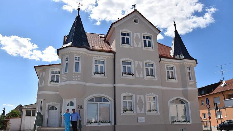 Die Hautärztin Dr. Elena Popa und ihr Ehemann Gheorghe haben sich den Traum von einer eigenen Praxis samt Wohnhaus unter einem Dach erfüllt. Dafür haben sie das ehemalige "Kaufhaus Mendel" in der Hauptstraße 69 in Knetzgau in ein Juwel verwandelt. Fotos: Christiane Reuther