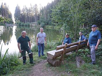 Neue Bänke wurden am Rothsee aufgestellt. Das Bild zeigt von links:  Leander Köhler, Klaus Müller, Franz Wuttke, Bernd Müller und Rigobert  Weyer. Foto: Marion Eckert