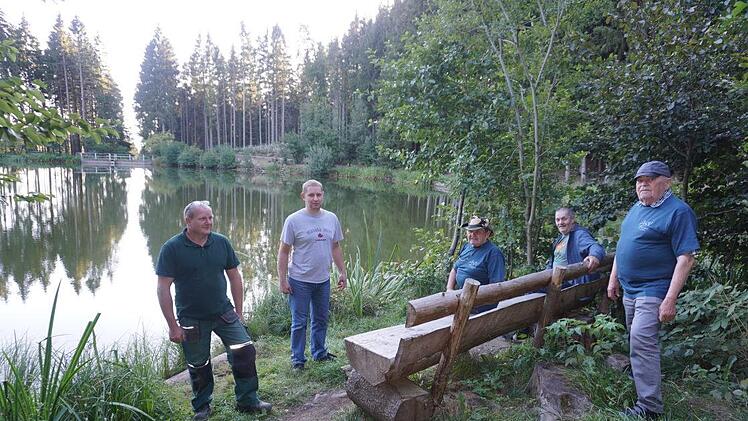 Neue Bänke wurden am Rothsee aufgestellt. Das Bild zeigt von links:  Leander Köhler, Klaus Müller, Franz Wuttke, Bernd Müller und Rigobert  Weyer. Foto: Marion Eckert