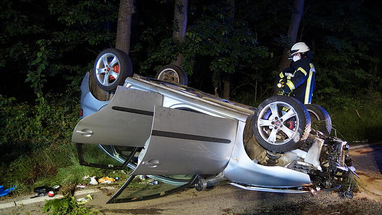 Pkw-Fahrer f&auml;hrt unter Alkohol- und Drogeneinfluss gegen einen Baum.
