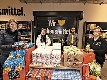 Bei der Übergabe der Sachspenden im Wert von 800 Euro an die "Kulmbacher Tafel", von links: Abgeordnete Emmi Zeulner, Elfriede Höhn von der "Tafel", Marktinhaber Michael Seidl und stellvertretende Marktleiterin Manuela Geuther